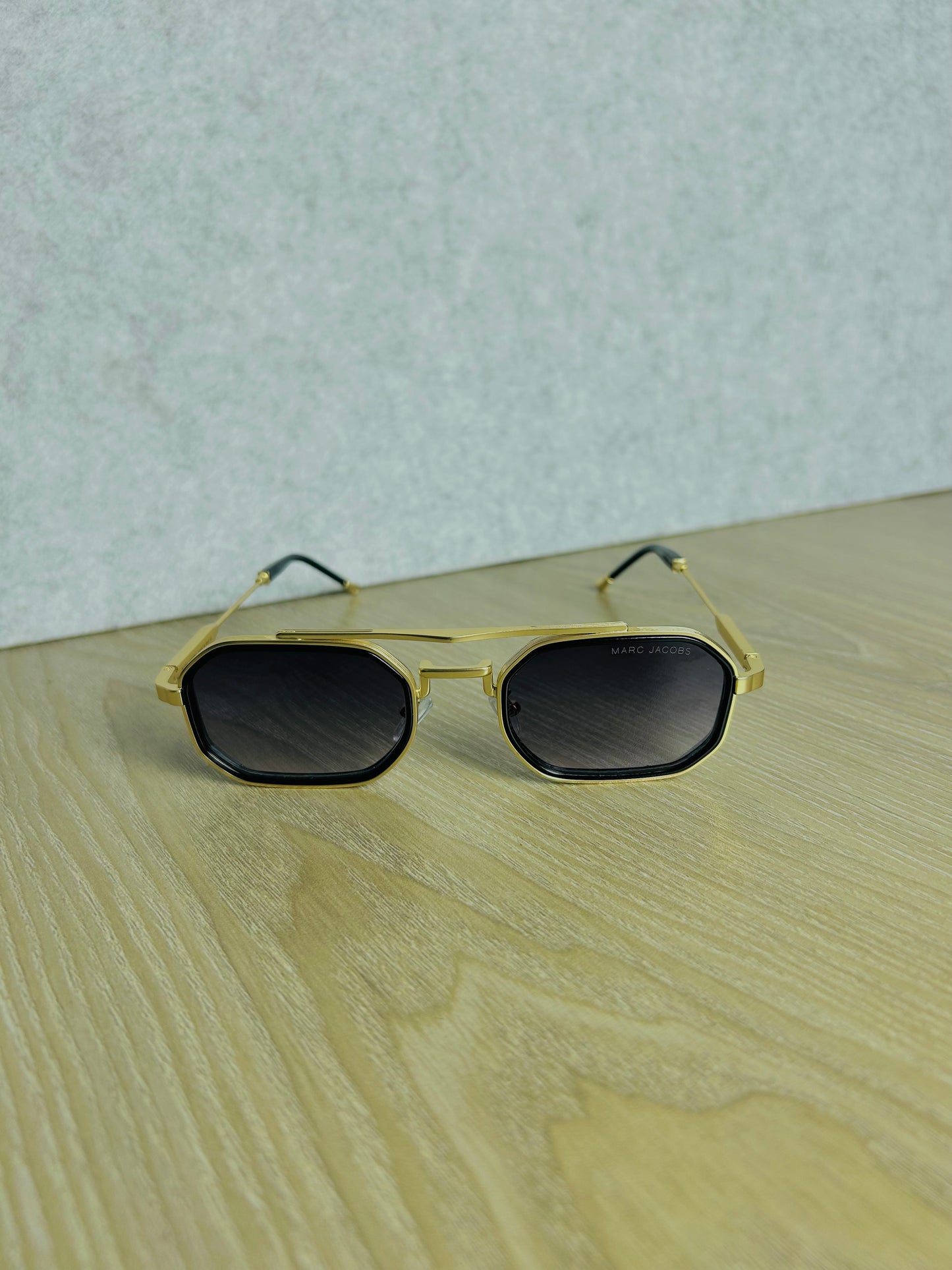 Black & Gold Luxury Sunglass – Elegant Design