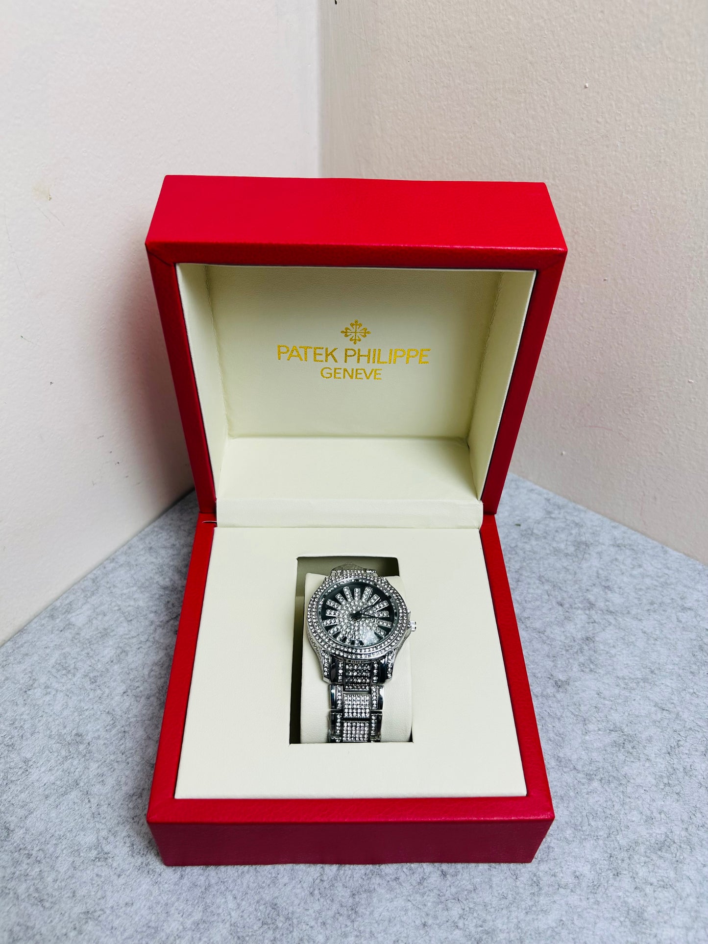 "Shine Royale: ইউনিক ফুল স্টোন ঘড়ি | Luxury Crystal Watch"