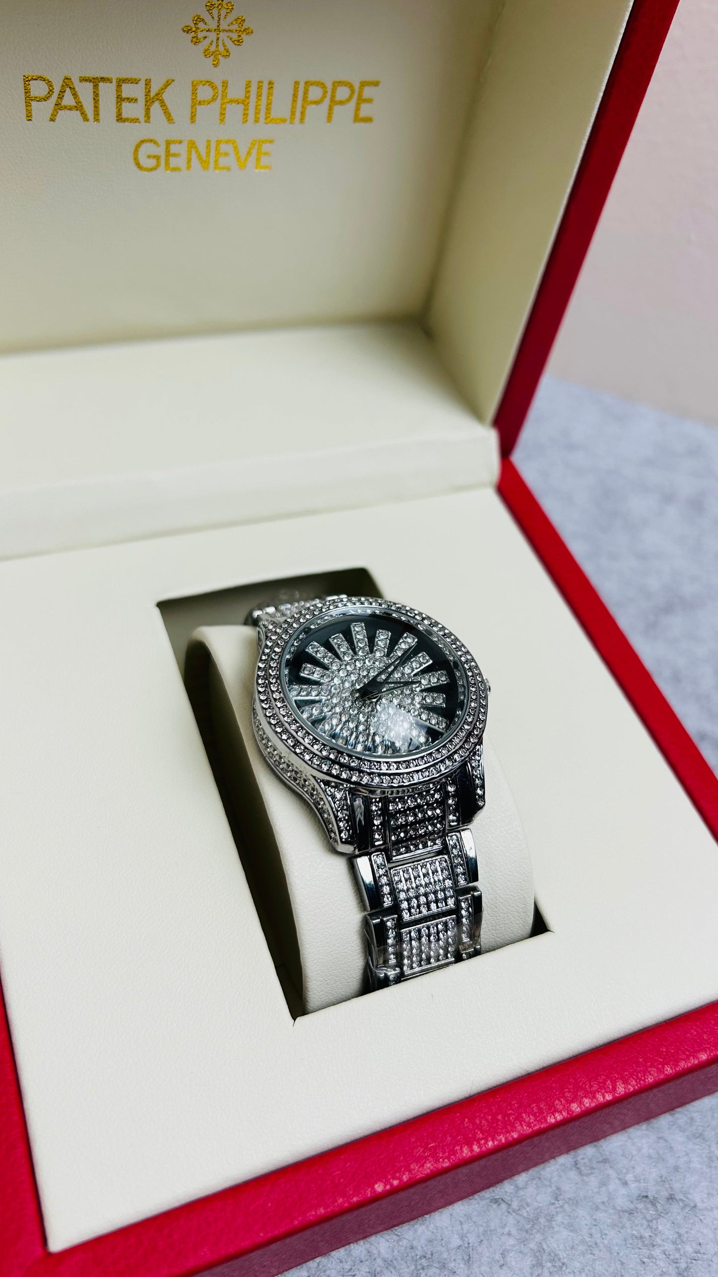 "Shine Royale: ইউনিক ফুল স্টোন ঘড়ি | Luxury Crystal Watch"