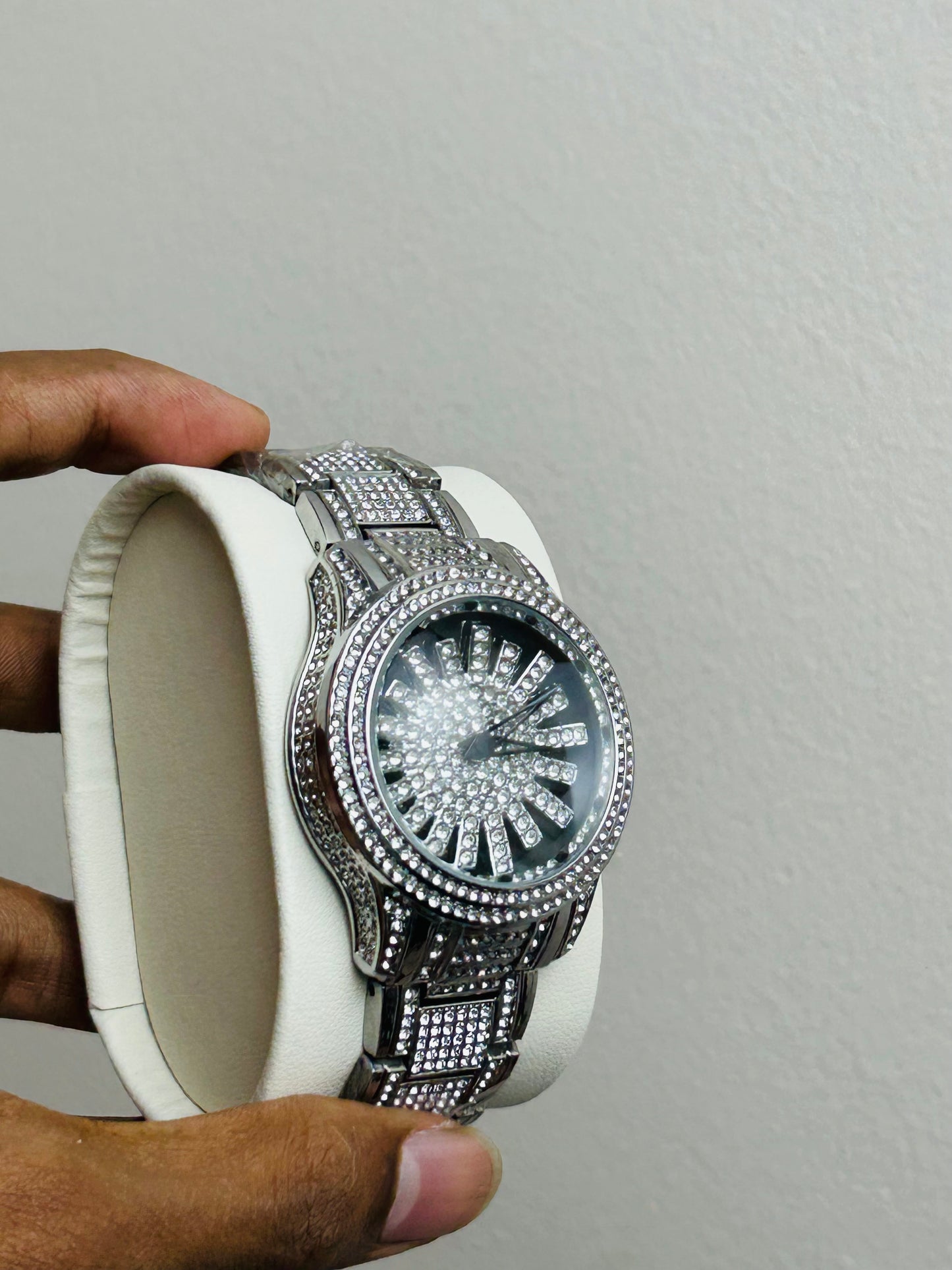 "Shine Royale: ইউনিক ফুল স্টোন ঘড়ি | Luxury Crystal Watch"