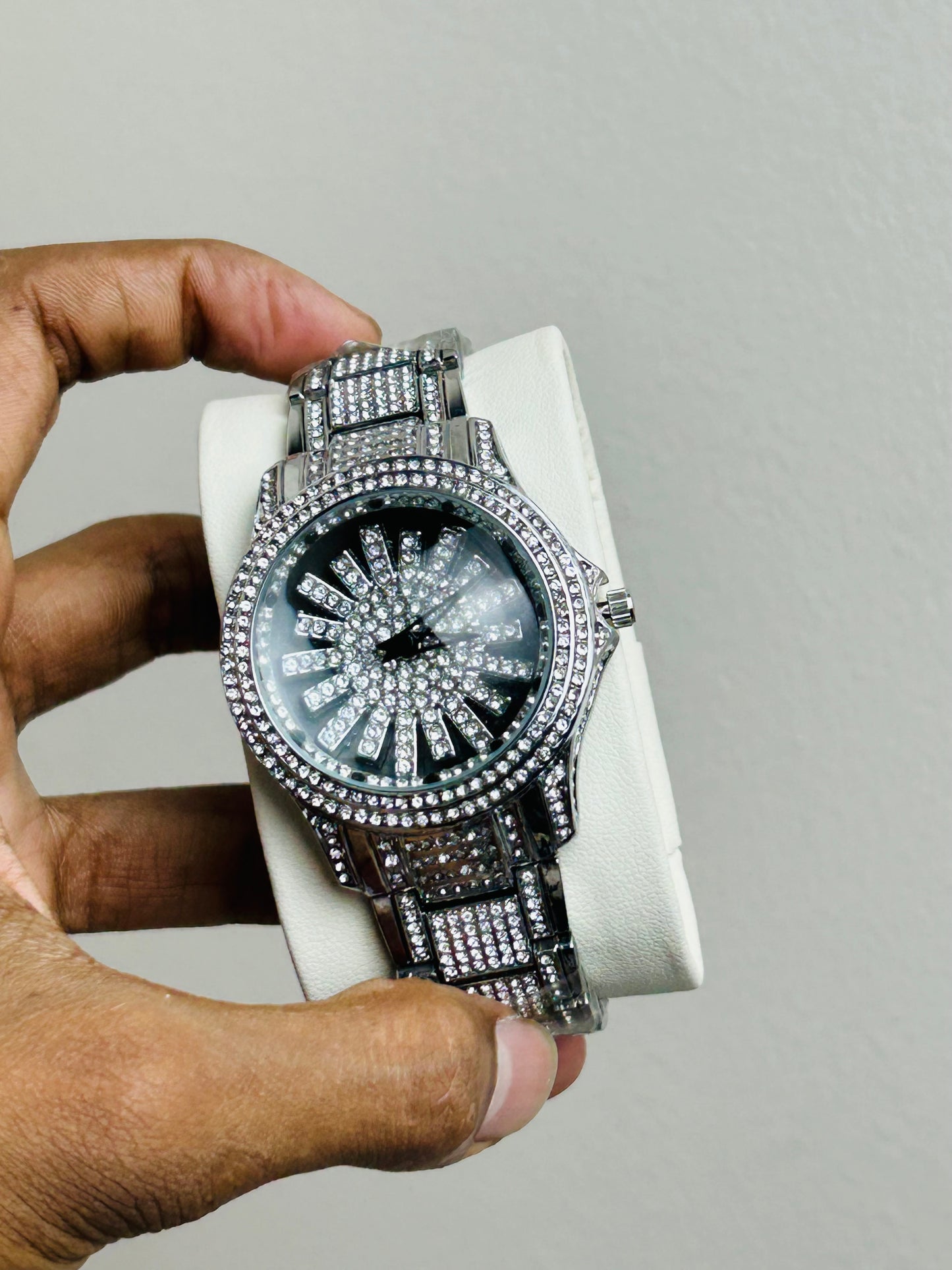 "Shine Royale: ইউনিক ফুল স্টোন ঘড়ি | Luxury Crystal Watch"
