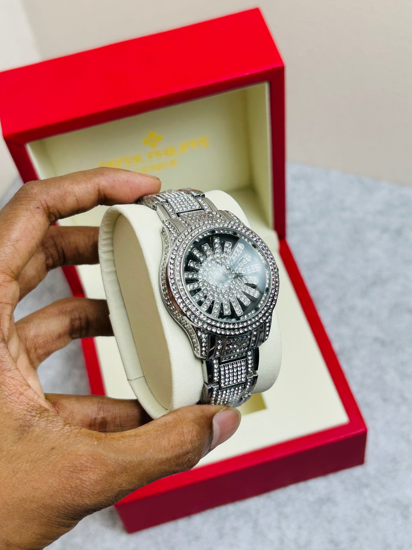 "Shine Royale: ইউনিক ফুল স্টোন ঘড়ি | Luxury Crystal Watch"