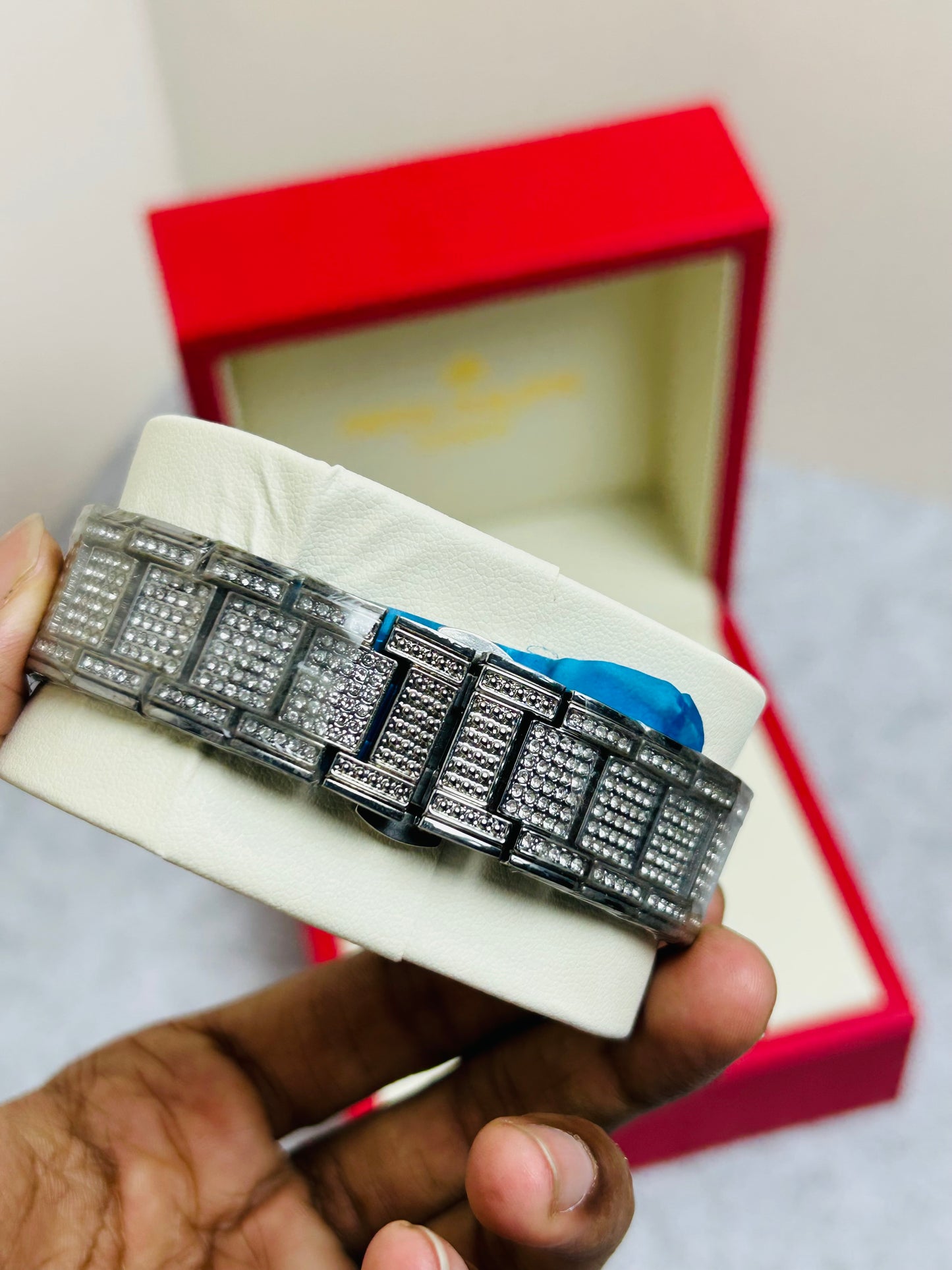 "Shine Royale: ইউনিক ফুল স্টোন ঘড়ি | Luxury Crystal Watch"