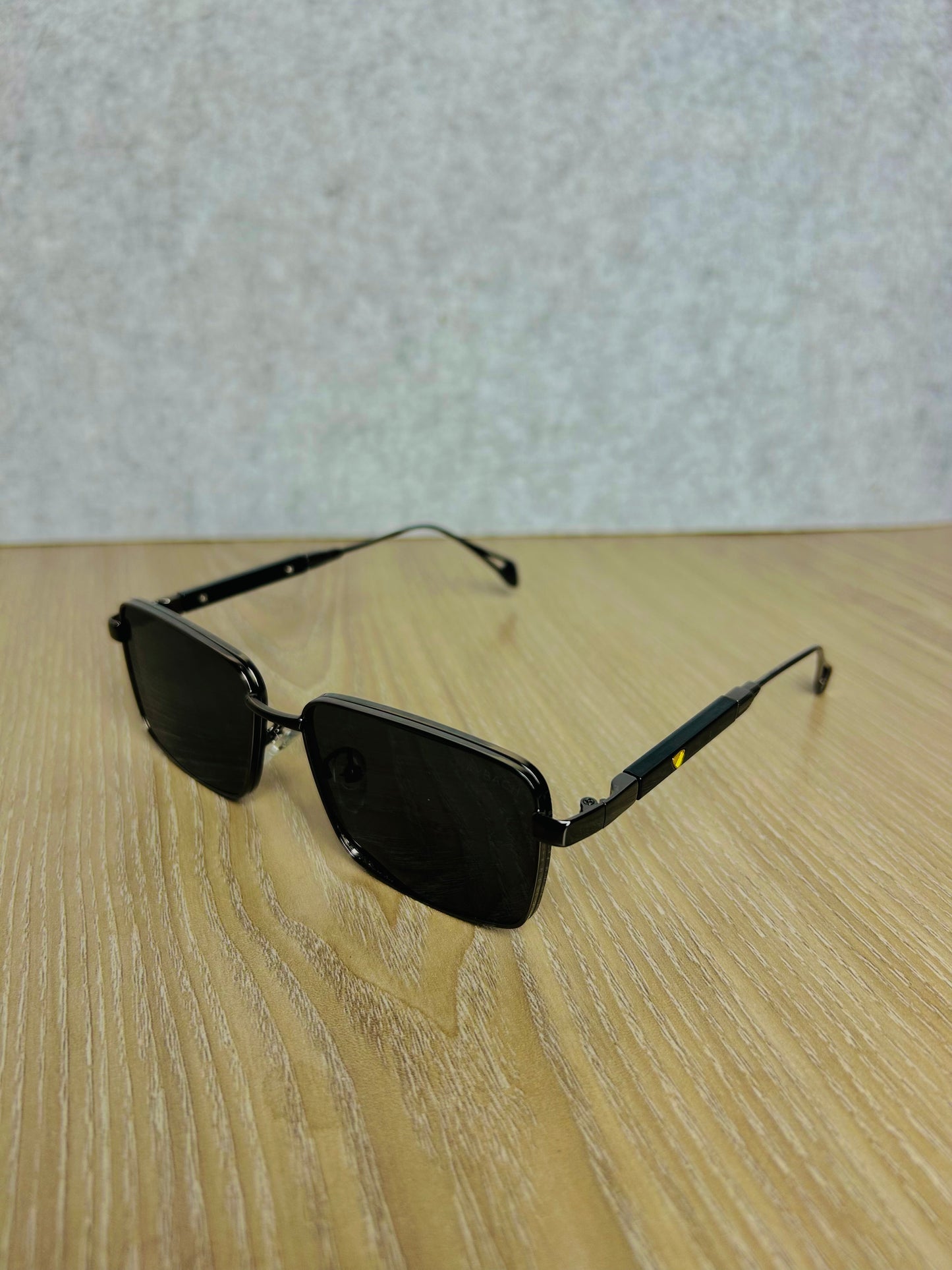 Oversized Black Sunglass – Bold Fashion Statement