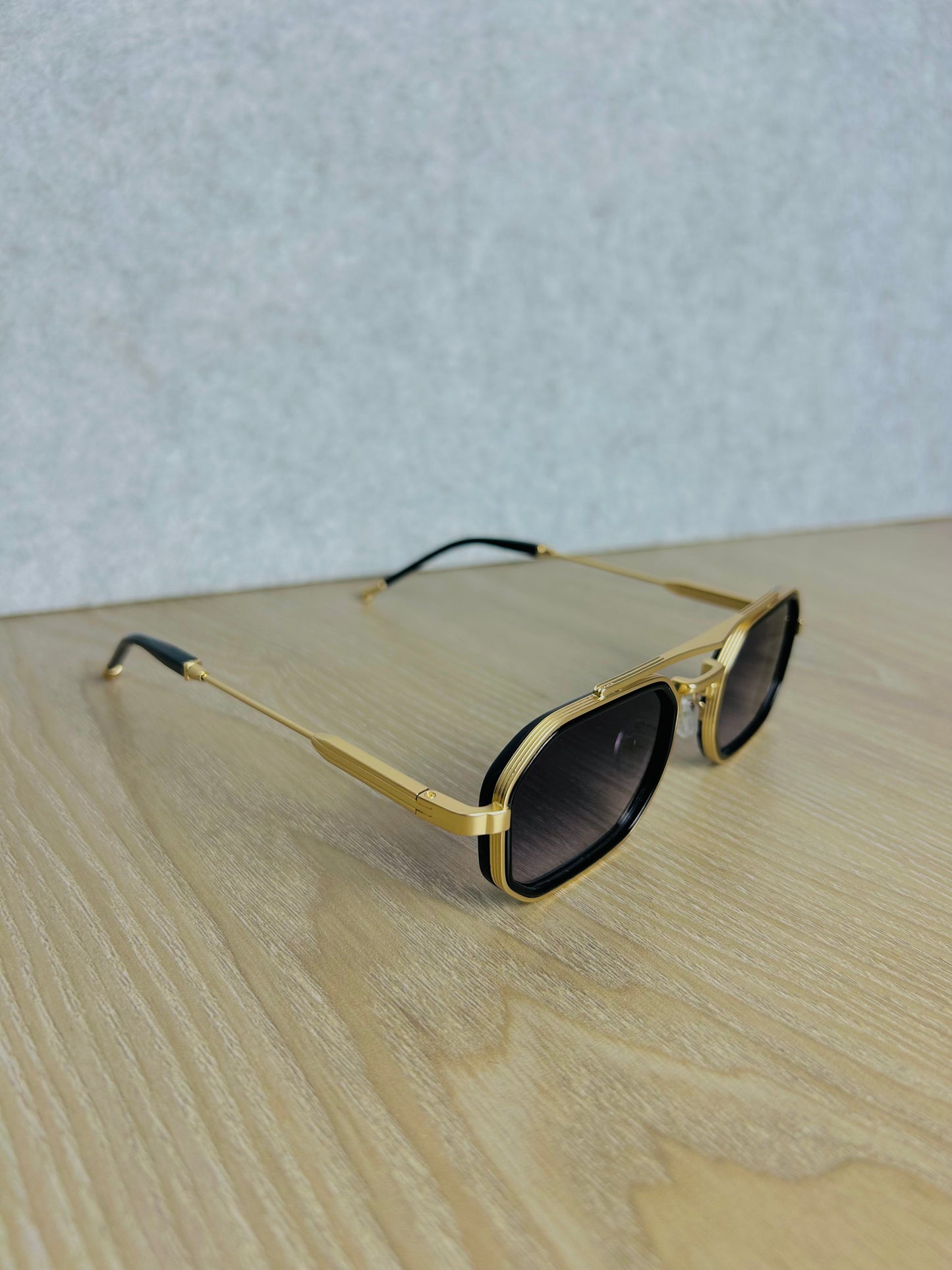 Black & Gold Luxury Sunglass – Elegant Design
