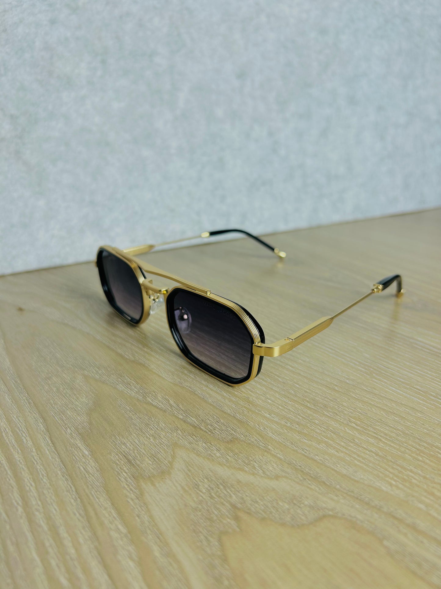 Black & Gold Luxury Sunglass – Elegant Design